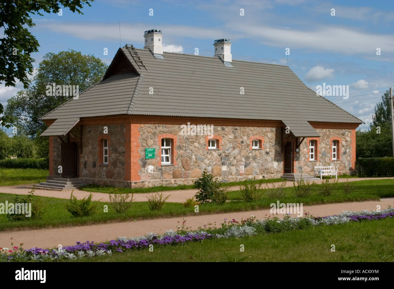 Die Scheune. Petrovskoe, Pushkinskiye Gory, Pskov oblast, Russland. Stockfoto