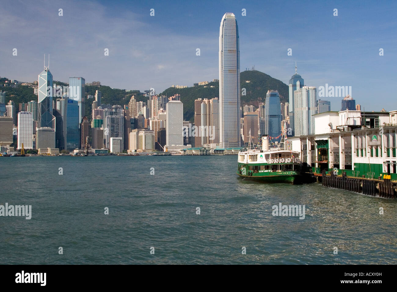 Star Ferry Pier und Hong Kong Skyline Stockfoto