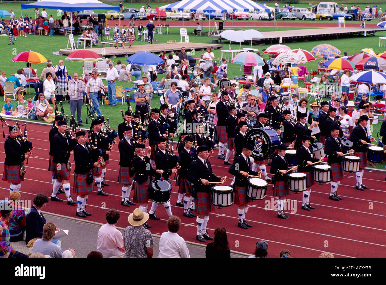 Ein marschieren Pipe Band spielt Dudelsack und Trommeln bei der schottischen Highland Games Feier in Coquitlam British Columbia Kanada Stockfoto