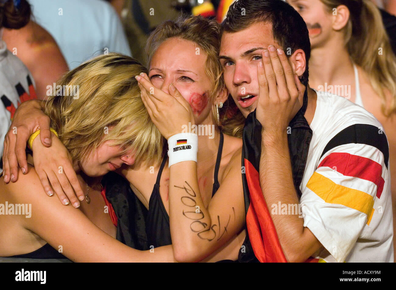 Deutsche Fußball-Fans nach der deutschen Niederlage gegen Italien bei der FIFA WM 2006, Berlin, Deutschland Stockfoto