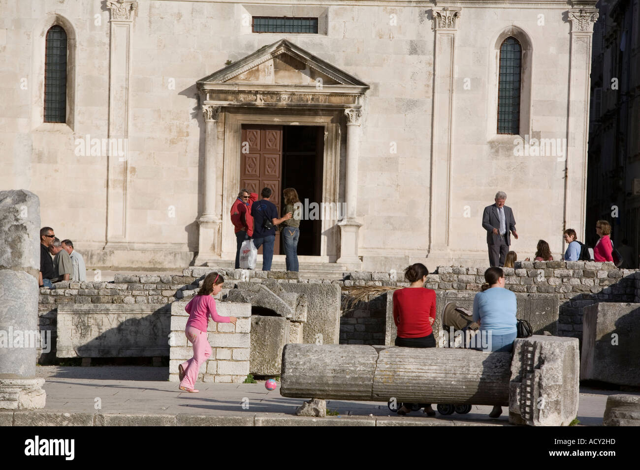 Typische Szene von Menschen genießen vor St. Maria Kirche in Zadar Kroatien Stockfoto