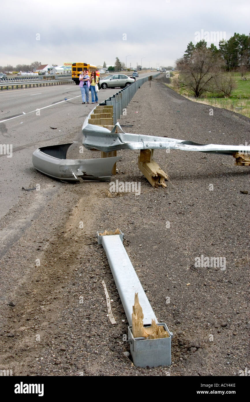 Automoblie Unfallstelle Bremsspuren und defekte Leitplanke auf der Autobahn in der Nähe von Jerome, Idaho. Stockfoto