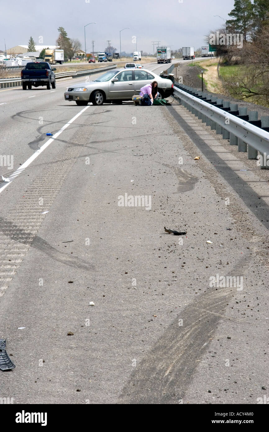 Automoblie Unfallstelle mit Bremsspuren auf der Autobahn in der Nähe von Jerome, Idaho. Stockfoto