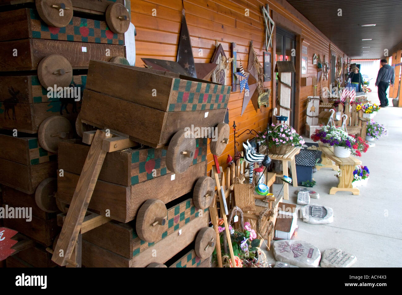 Amische Geschäft Verkauf von Hand gefertigt Knick Geschicklichkeit in Berlin, Ohio. Stockfoto