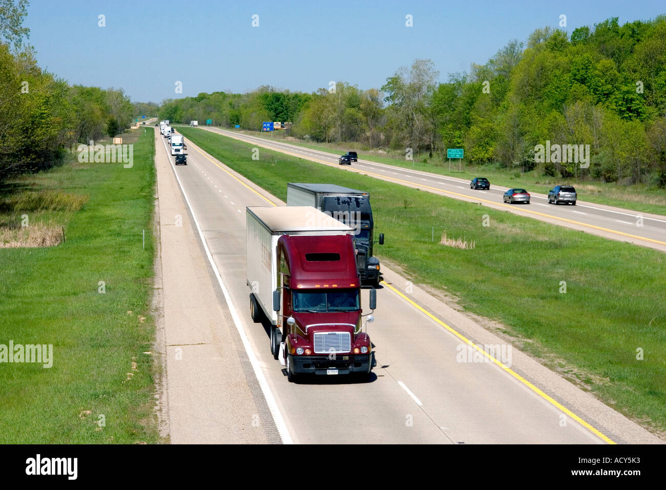 Interstate 96 in der Nähe von Ada, Michigan. Stockfoto