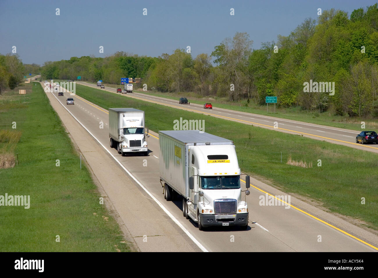 Interstate 96 in der Nähe von Ada, Michigan. Stockfoto