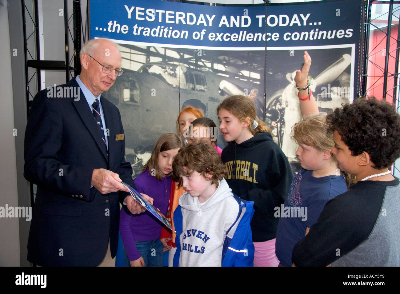 Volunteer mit Schüler der vierten Klasse bei der United States Air Force Museum in Dayton, Ohio Museum. Stockfoto