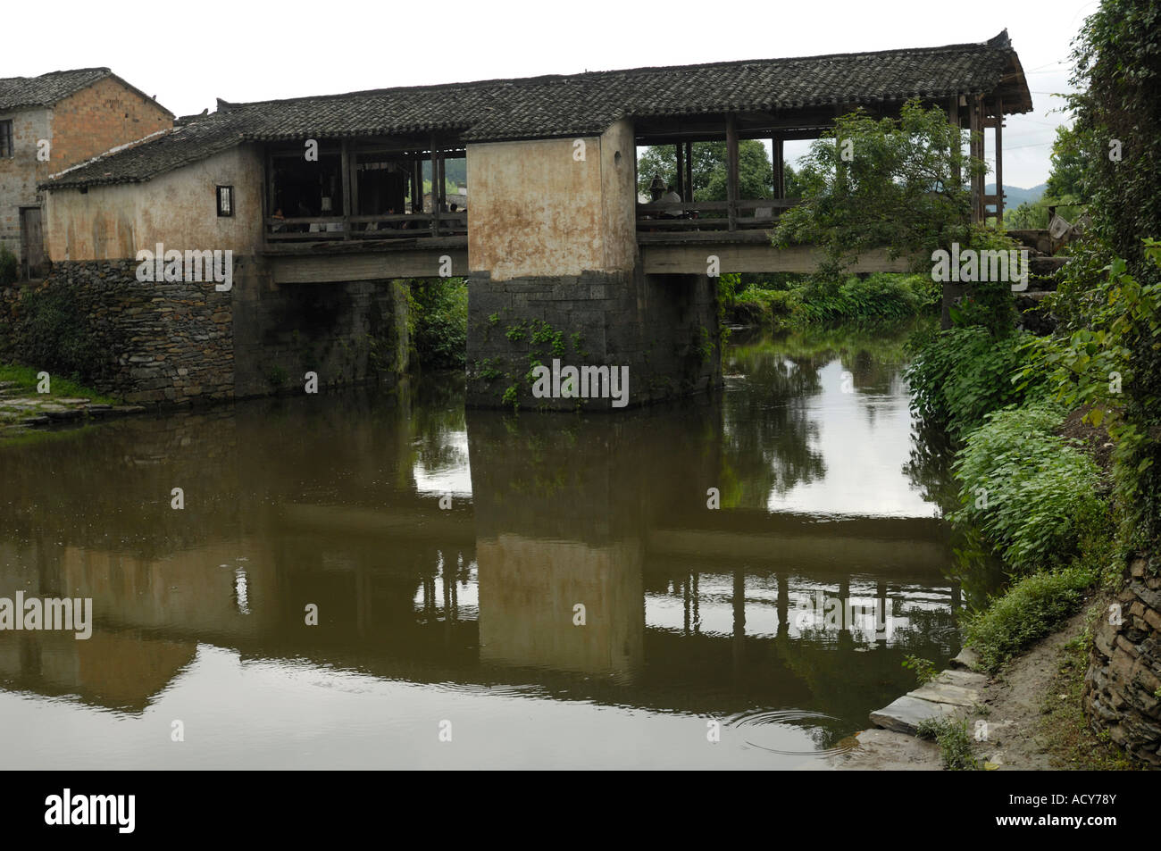 Qing-Dynastie Brücke am Sixi Dorf in Wuyuan Jiangxi China. 14. Juni 2007 Stockfoto