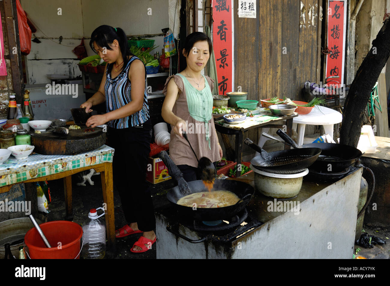 Köche in Straßencafé dient Mahlzeit in Jingdezhen, Jiangxi, China. 16. Juni 2007 Stockfoto