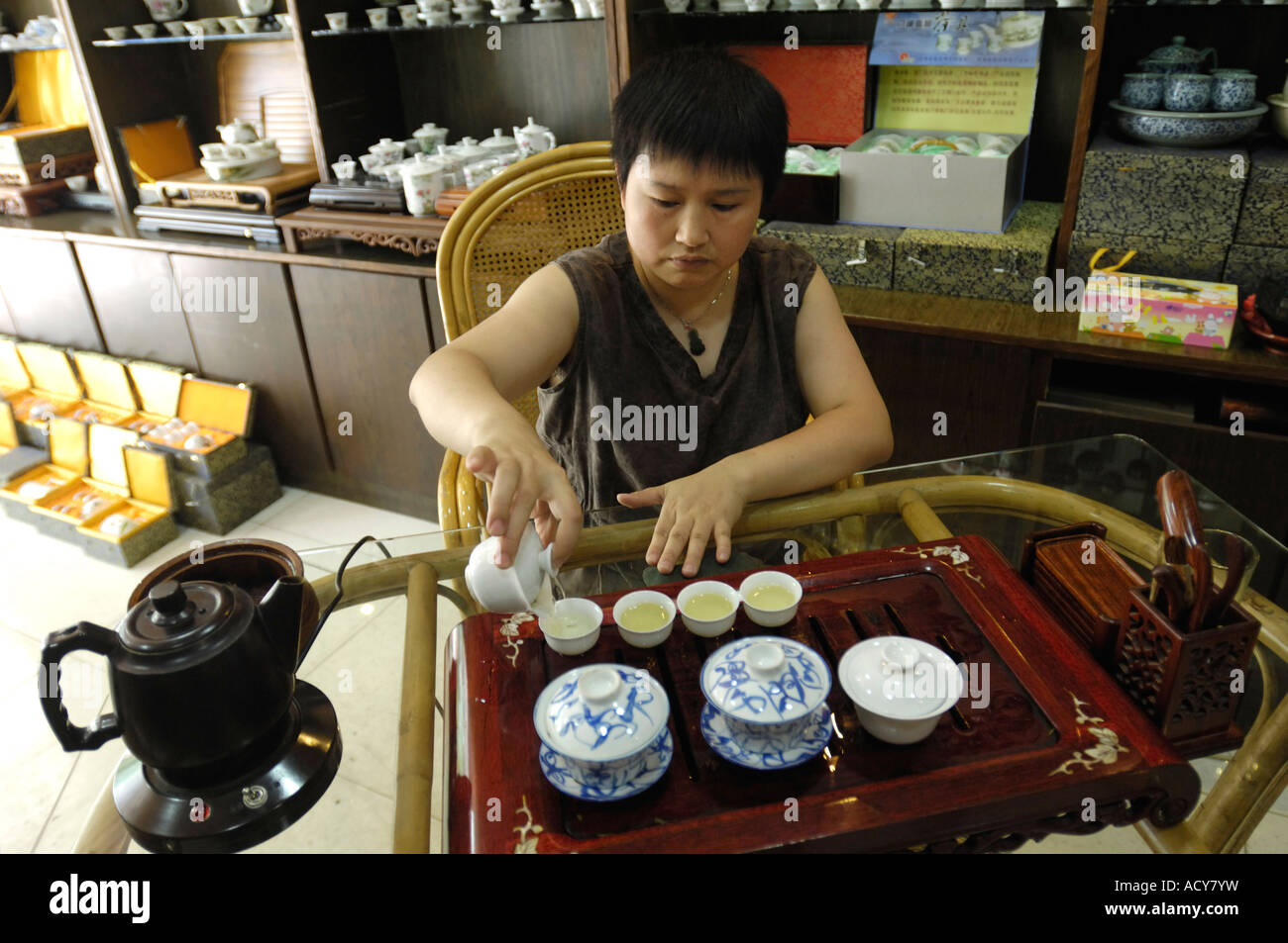 Tee-Shop-Betreiber Tan Meihua praktiziert chinesische Teezeremonie in Jingdezhe, Jiangxi, China. 16. Juni 2007 Stockfoto