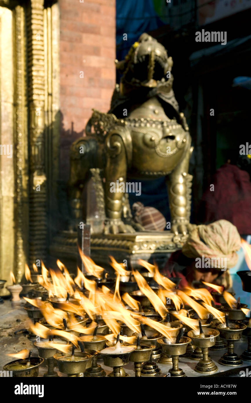 Metal Lion und Butter Lampen. Akash Bhairab Tempel. Indra Chowk. Kathmandu. Nepal Stockfoto