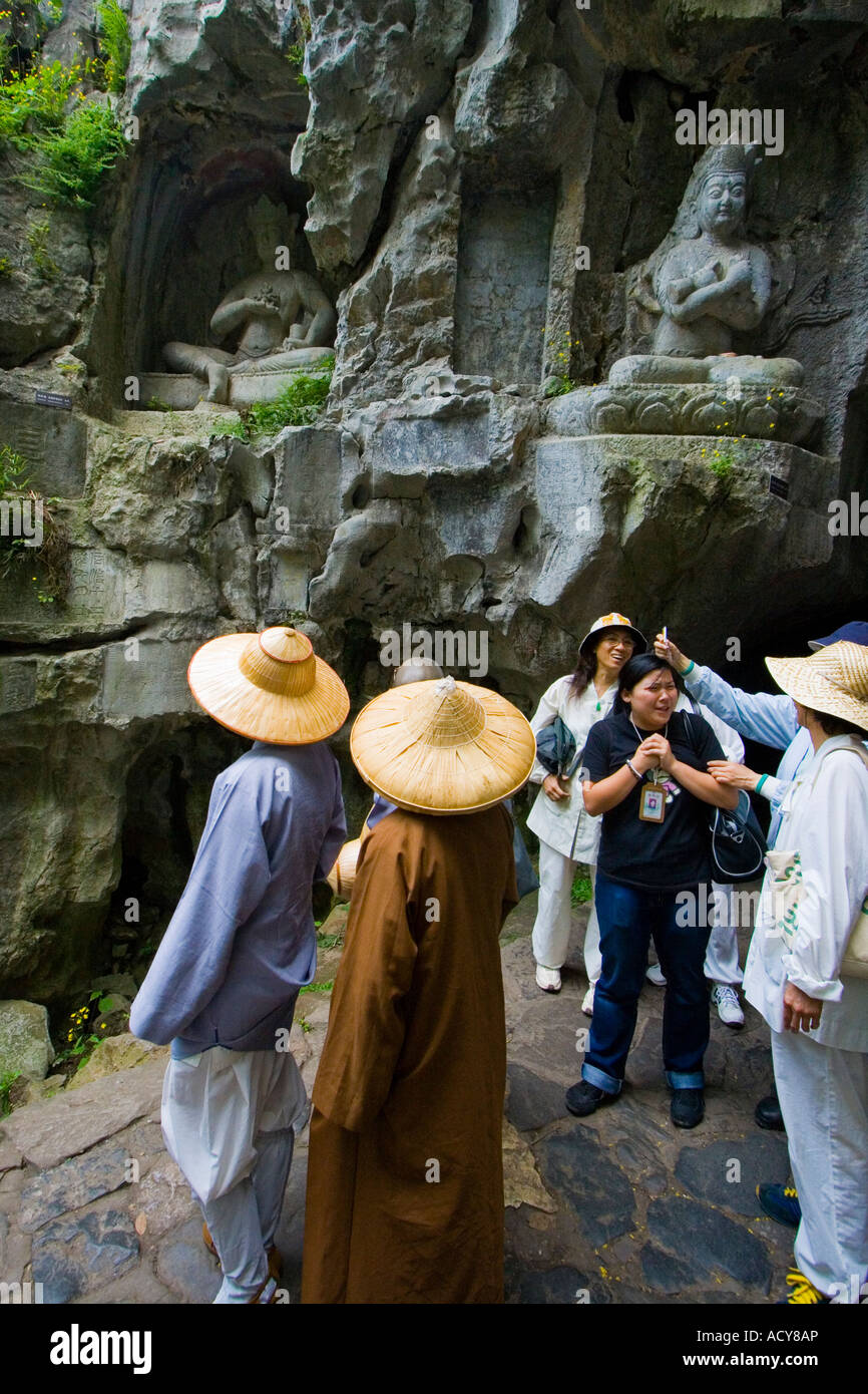 Inländische chinesischen Touristen genießen buddhistischen Rock Carvings Feilai Peak Lingyin Tempel Hangzhou China Stockfoto