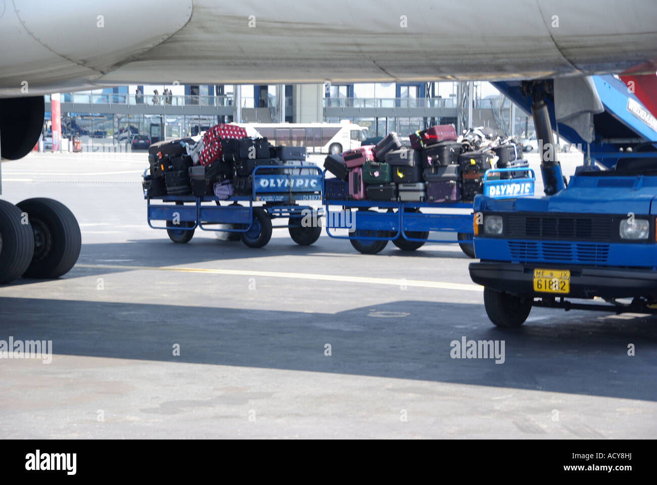 Thessaloniki griechische Flughafen Anzeigen unter dem Flugzeug Rumpf der Passagiere auf trolleys Koffer Gepäck warten auf Laden auf Urlaub Flugzeug Griechenland Stockfoto