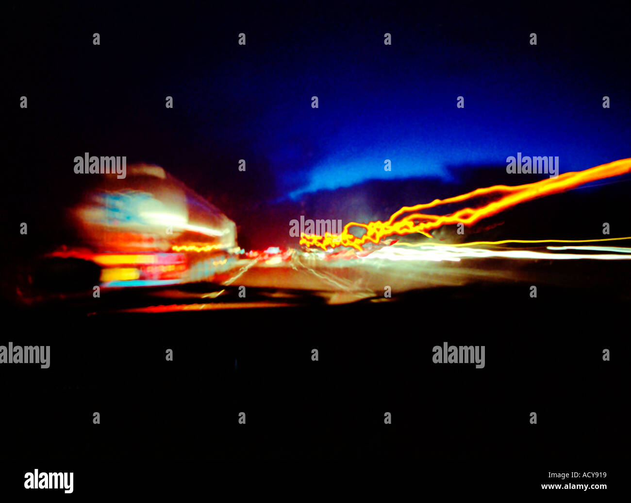 Autoscheinwerfer Schlieren Nacht Autobahn Stockfoto