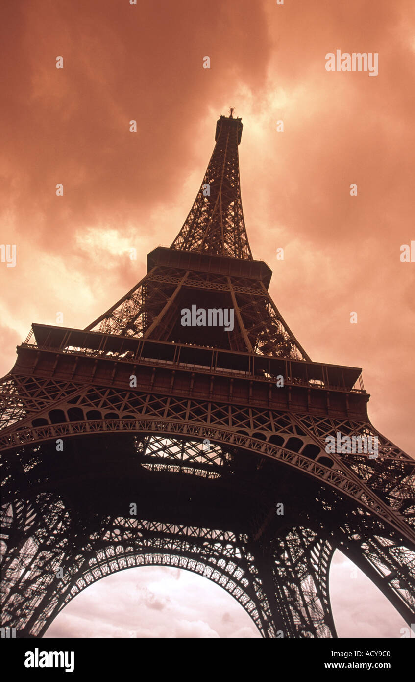 Frankreich Paris Eiffel Turm Sepia verschwommen Stockfoto