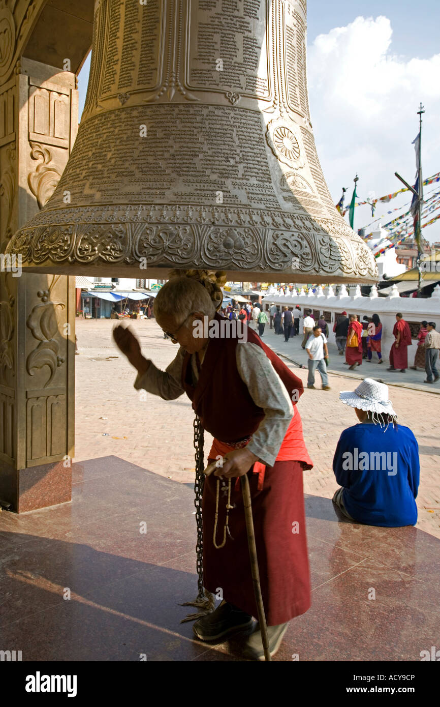 Tibetische Nonne beten unter Ajima Holi Glocke. Bodhnath Stupa. Kathmandu-Tal. Nepal Stockfoto