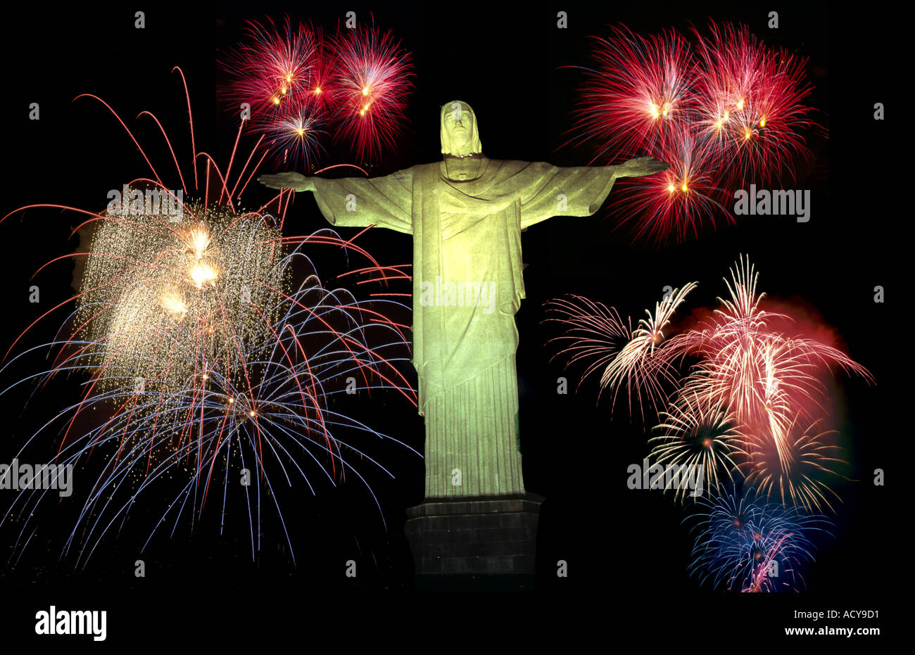 Brasilien Rio De Janeiro Corcovado Hügel Christus der Erlöser Statue am oberen 710m am Berg Corcovado Feuerwerk komponieren Stockfoto