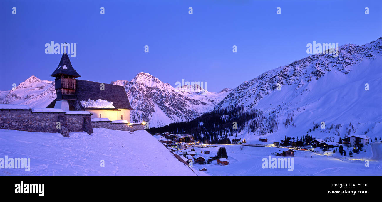 Schweiz-Arosa Winter Landschaft kleine Kapelle Twilight-Panorama Stockfoto
