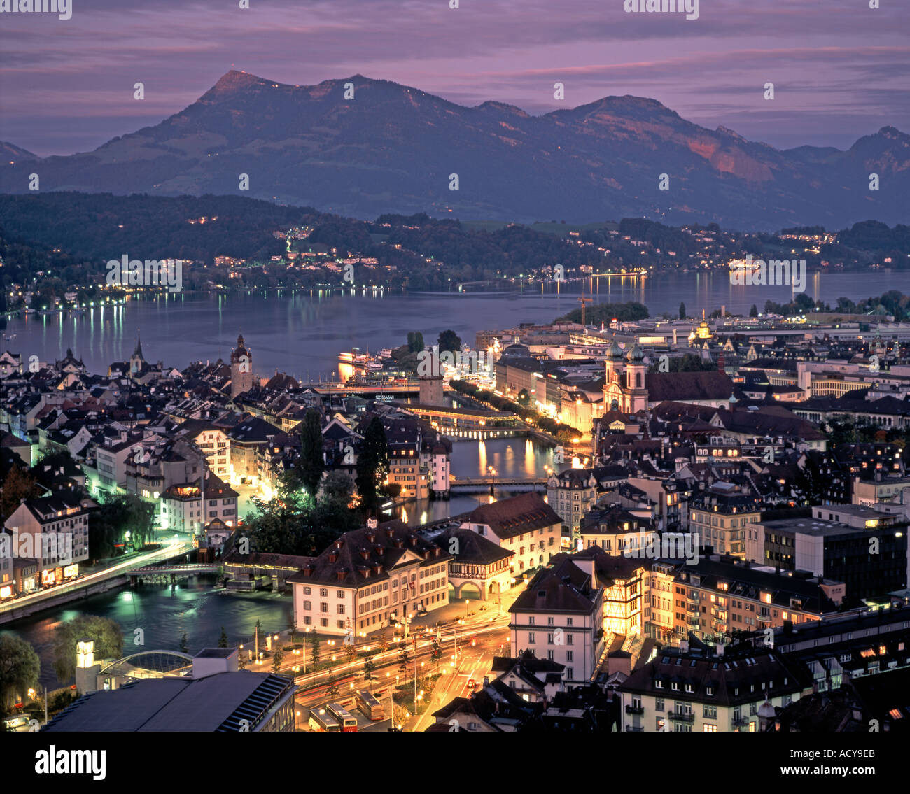 Schweiz Luzern Panoramablick auf alte Stadt Zentrum Dämmerung Stockfoto