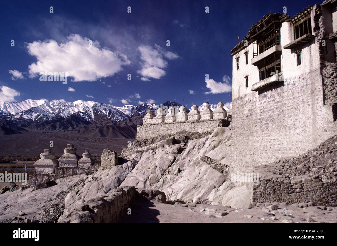 CHÖRTEN und SHEY GOMPA Klostergebäude sitzen unter Himalaya-Gipfel LADAKH Indien Stockfoto