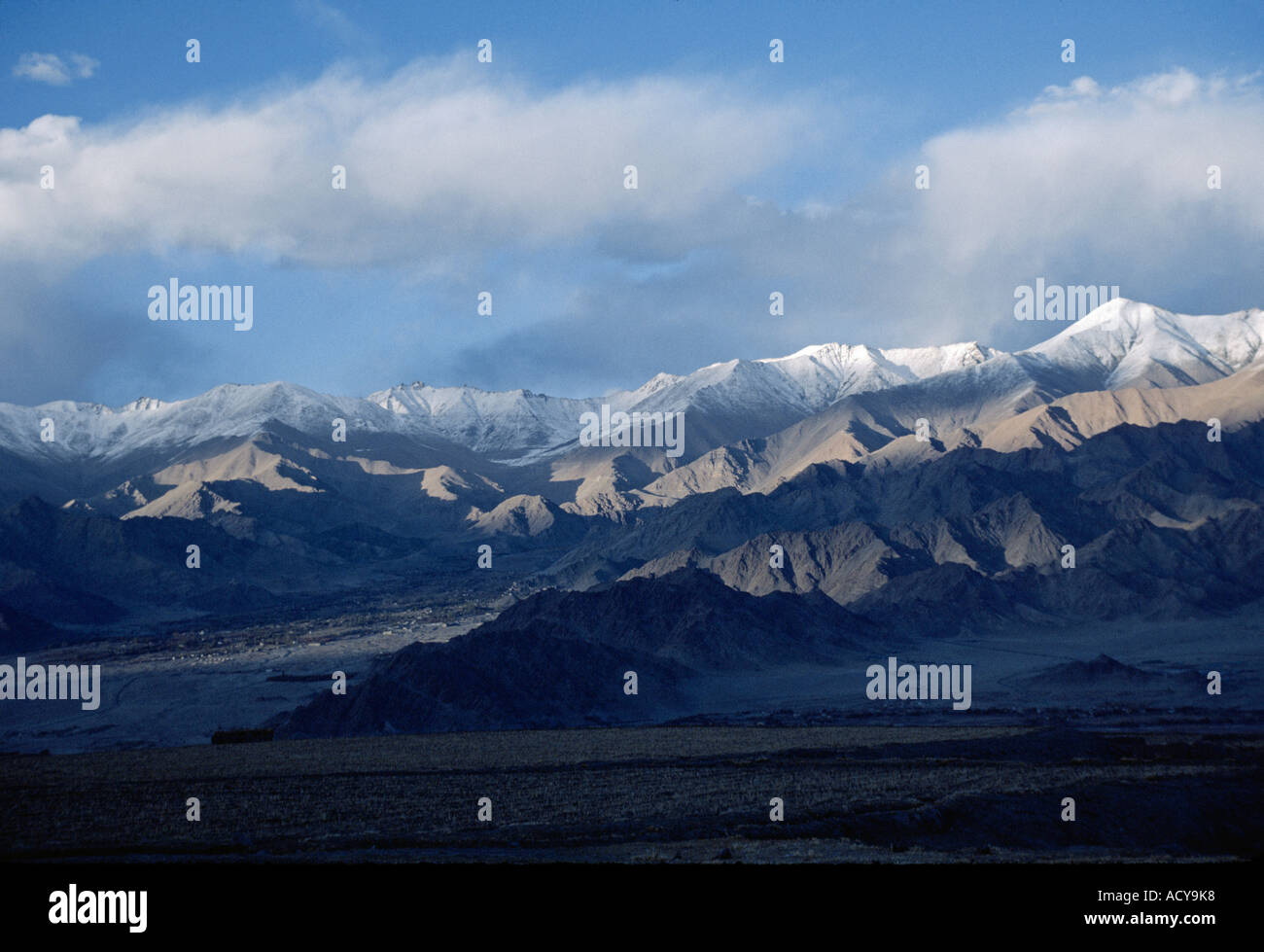 Die kargen Hügeln und die schneebedeckten Gipfel des Himalaya erheben sich über den LEH Tal LADAKH Indien Stockfoto