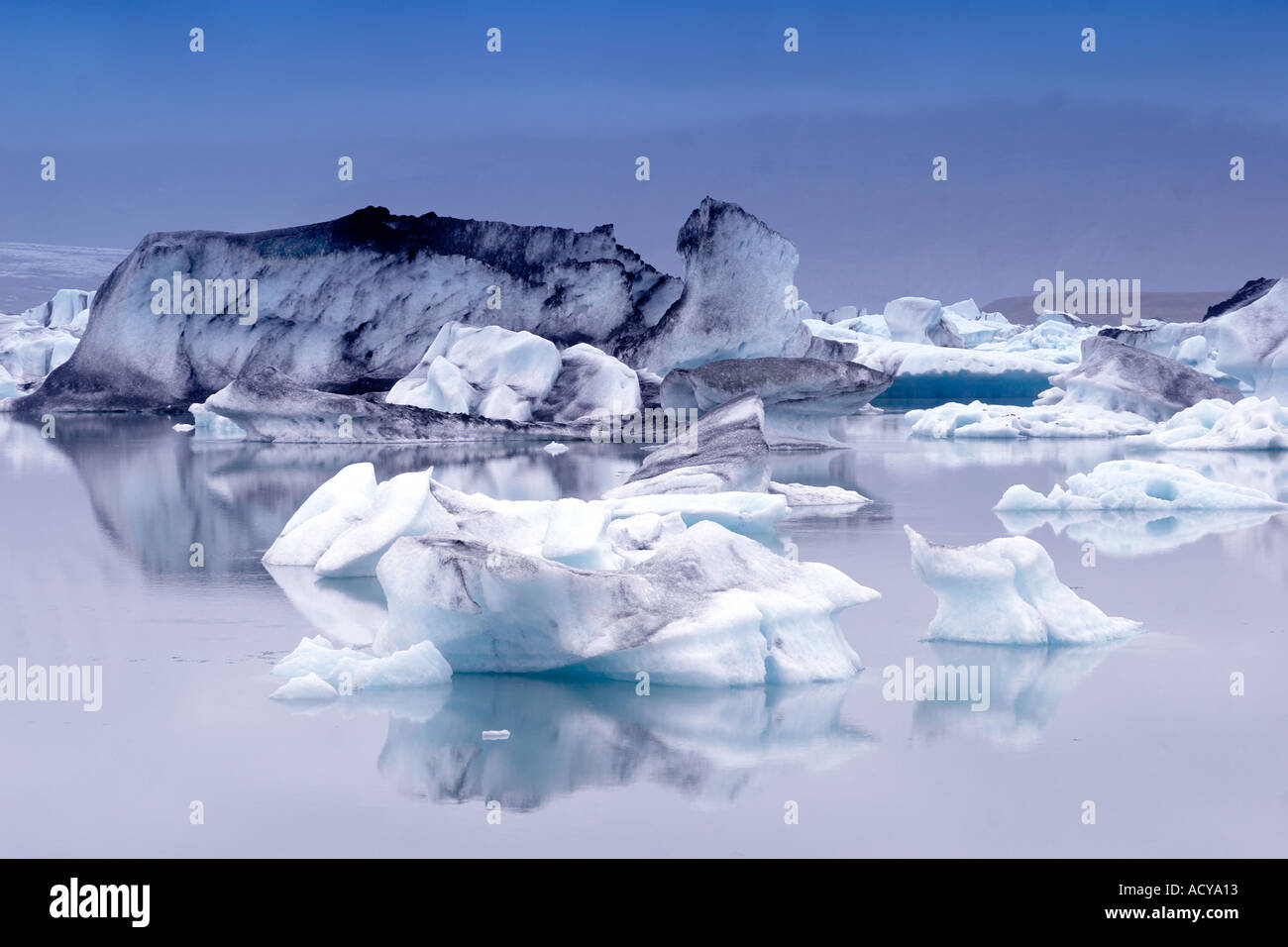 Island Jökulsárlón Gletscher Lagune Eisberge schmelzen Sonnenuntergang in der Nähe von Vulcano Jatnajoekull Stockfoto
