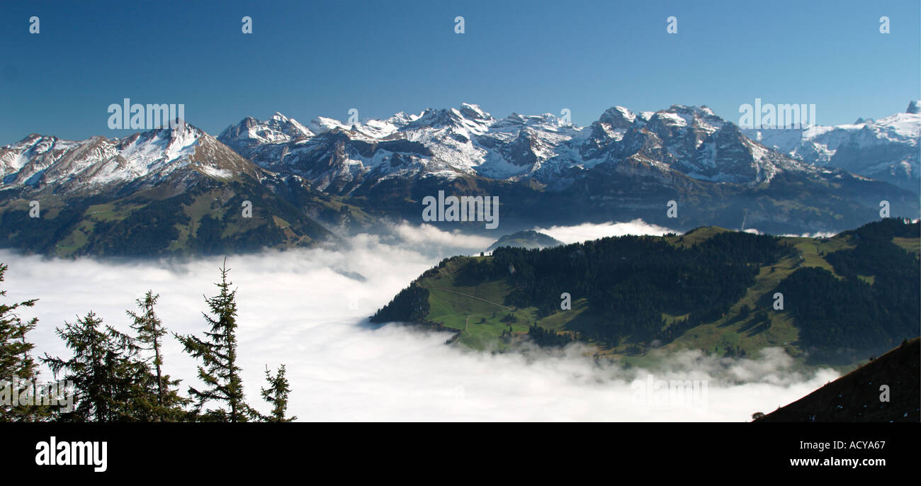 Der Schweiz Stanserhorn Nebel Schweizer Alpen Vierwaldstaetter sehen Stockfoto