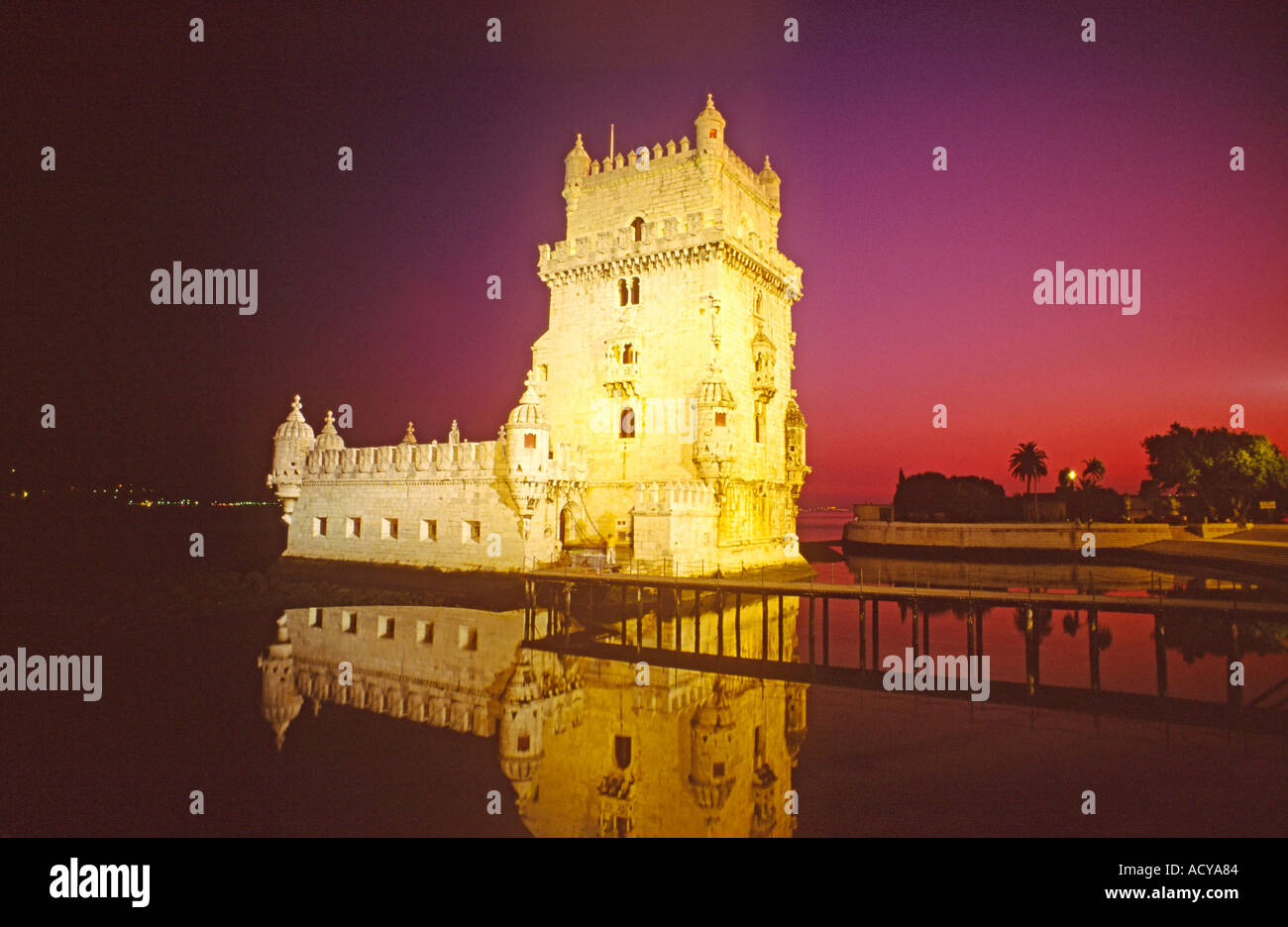 Portugal Lissabon Torre de Belem Dämmerung Stockfoto