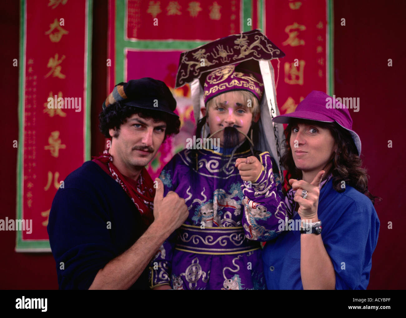 AMERIKANISCHE Kind BODHI gekleidet in chinesische Oper Kostüm mit Eltern CRAIG CHRISTINE YUNNAN CHINA Stockfoto