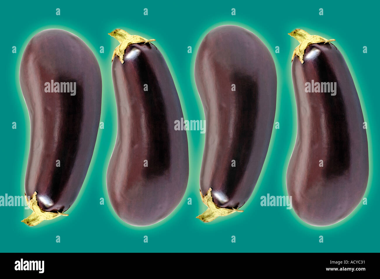 Vier Auberginen auf grün Stockfoto