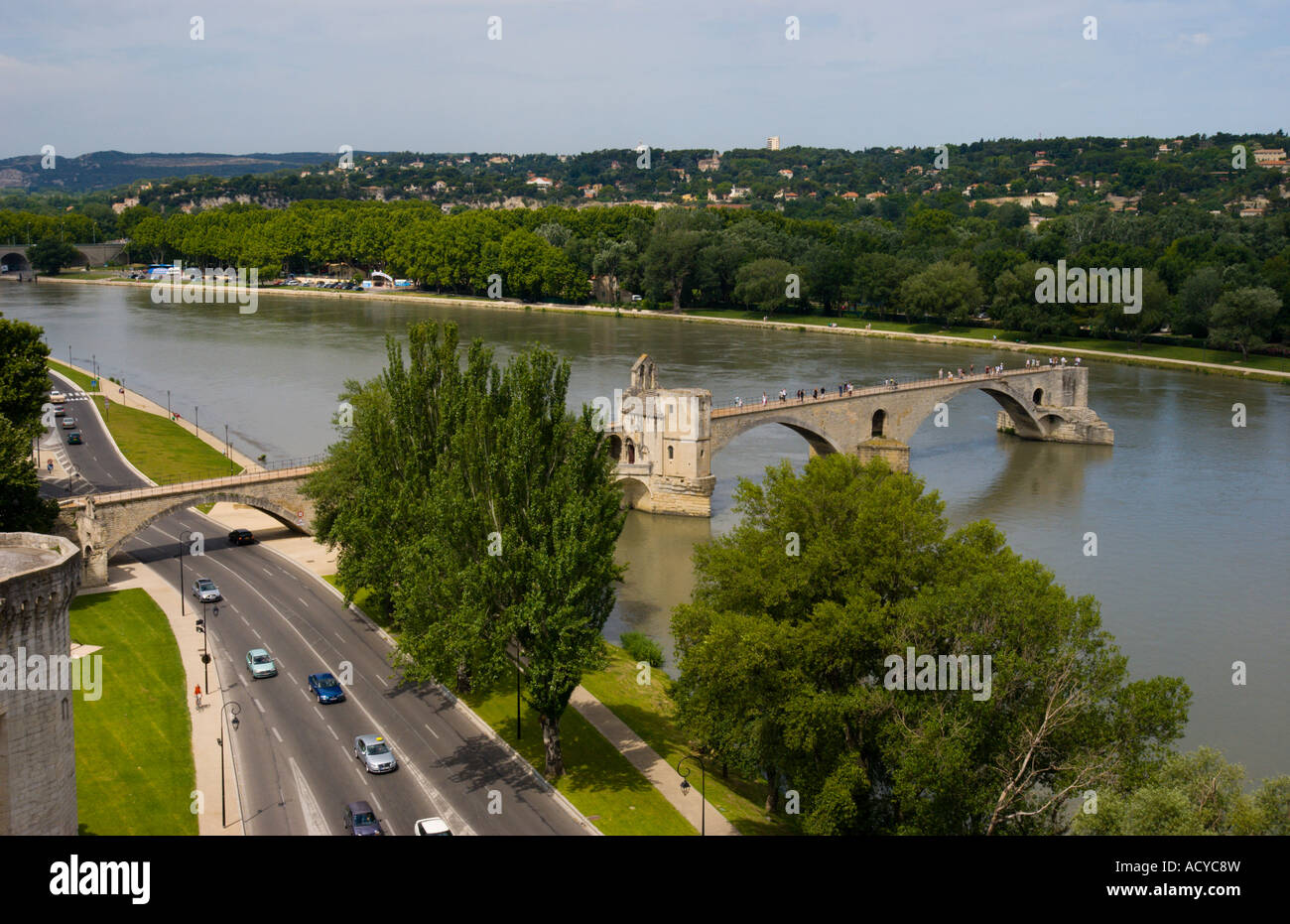 Avignon Frankreich anzeigen mit der St. Benezet Brücke Pont d ' Avignon Reste der ursprünglichen mit Ringstraße außerhalb der Stadtmauern Stockfoto