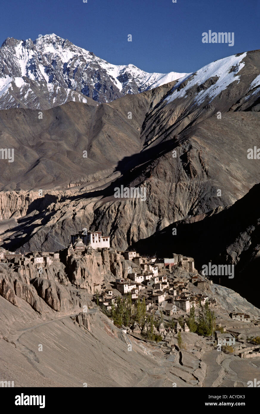 LAMAYURU S Chörten Brache Felder Dorf und Gompa Kloster mit Himalaya-Gipfel im Hintergrund LADAKH Indien Stockfoto
