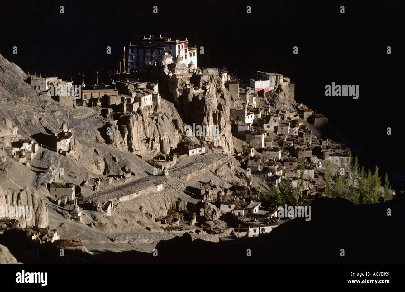 Gästehaus Dorf und GOMPA Kloster erbaut im 10. Jahrhundert thront auf Felsen Klippen LADAKH Indien Stockfoto