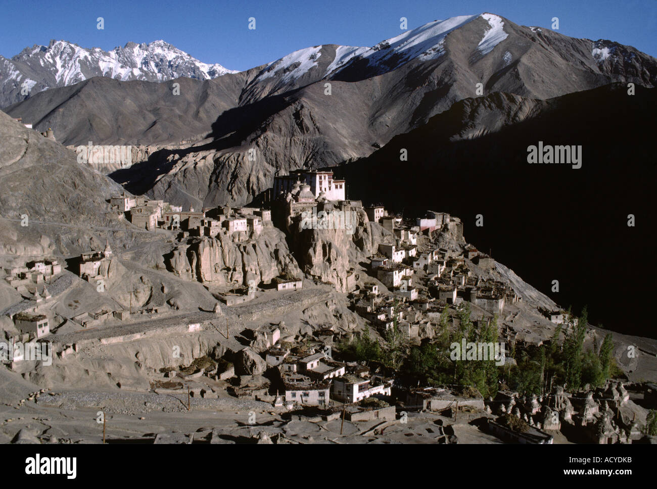 LAMAYURU S Chörten Brache Felder Dorf und Gompa Kloster mit Himalaya-Gipfel im Hintergrund LADAKH Indien Stockfoto