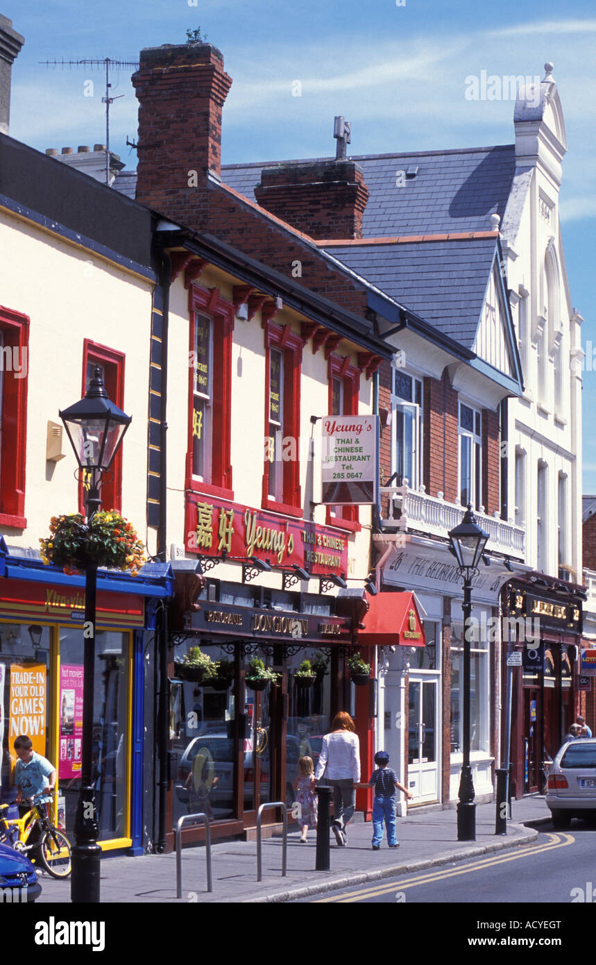 Geschäfte und Restaurants an der Hauptstraße von Dalkey bei Dublin Irland Stockfoto