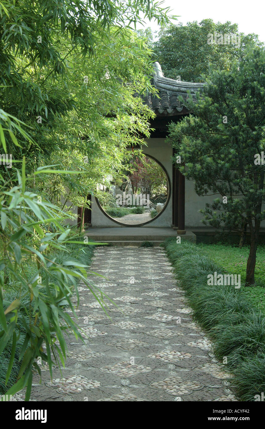 Blick durch ein Mondtor im „Verweilenden Garten“ in Suzhou, China Stockfoto