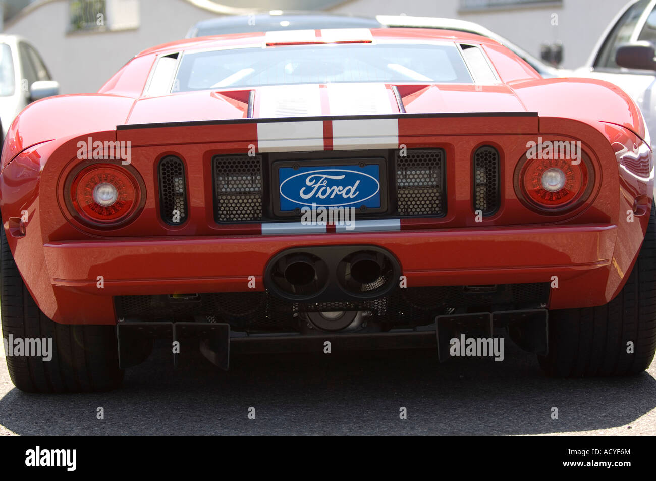 Ford GT, rot mit Rennstreifen. Stockfoto