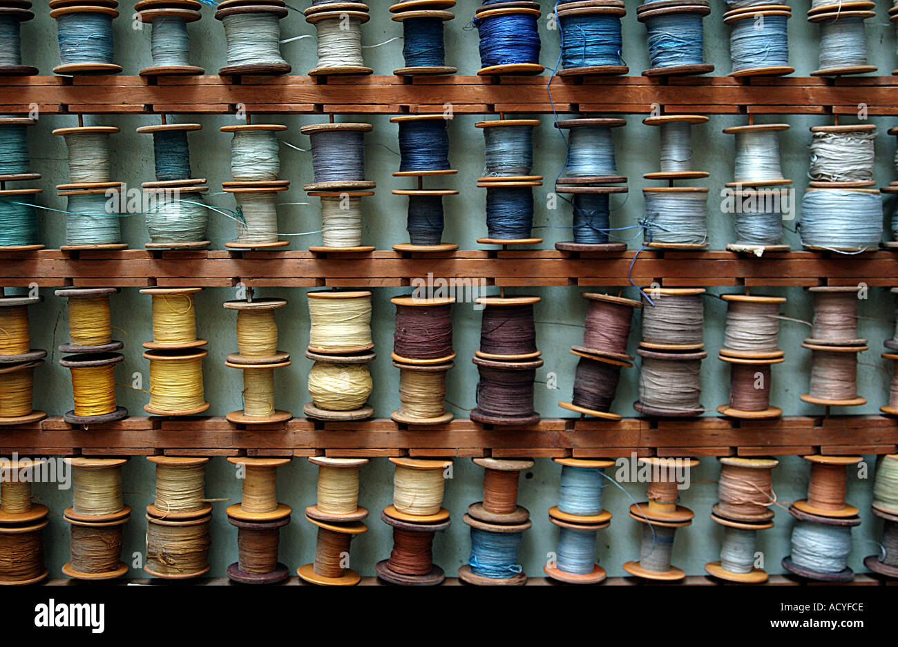 Walzen von farbigen Seidenfäden gebrauchsfertig in einer Teppichfabrik in Shanghai China Stockfoto