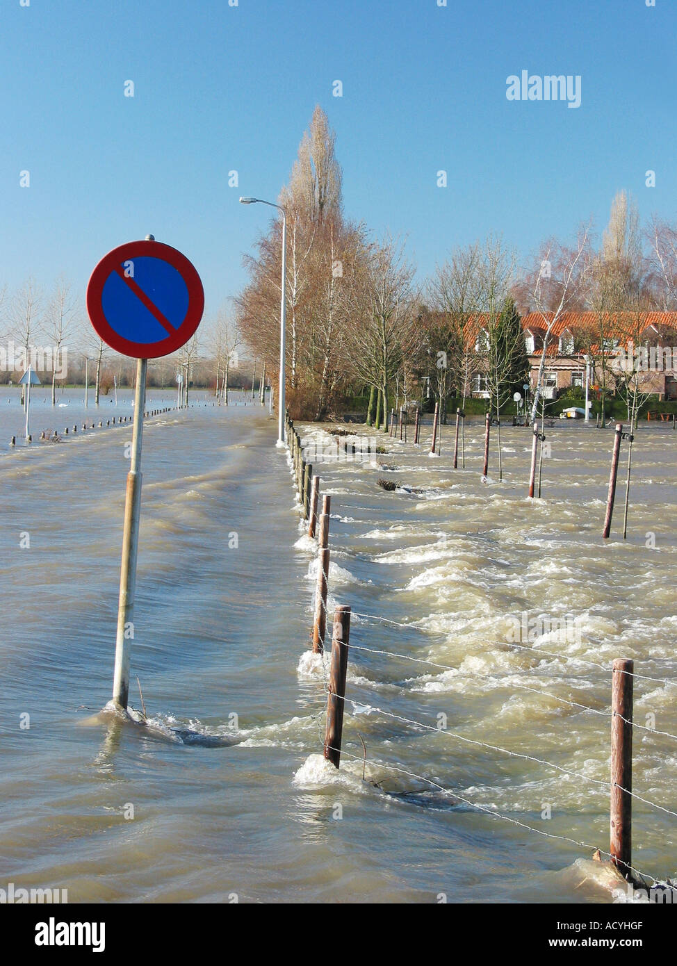 überfluteten Landstraße mit No Parking Zeichen Stockfoto