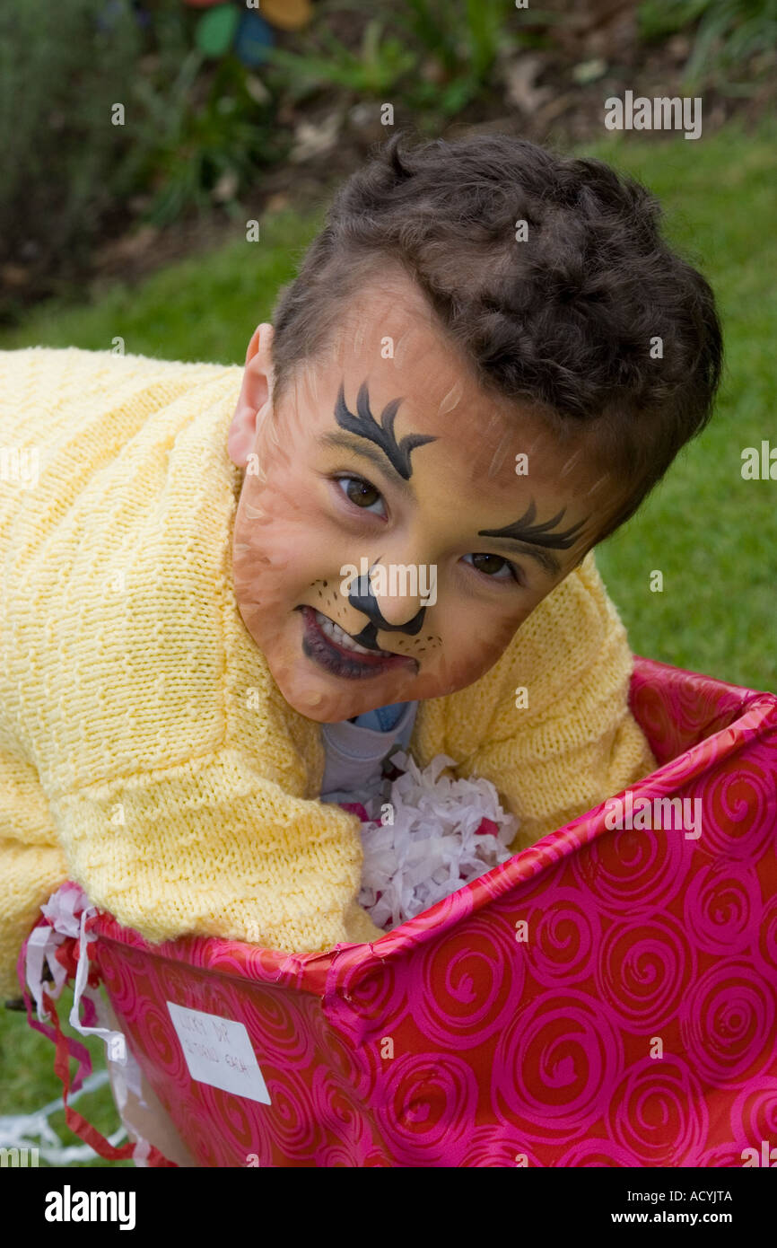 Kleiner Junge beim Stöbern im Lucky Dip bei einem Kinderfest Stockfoto