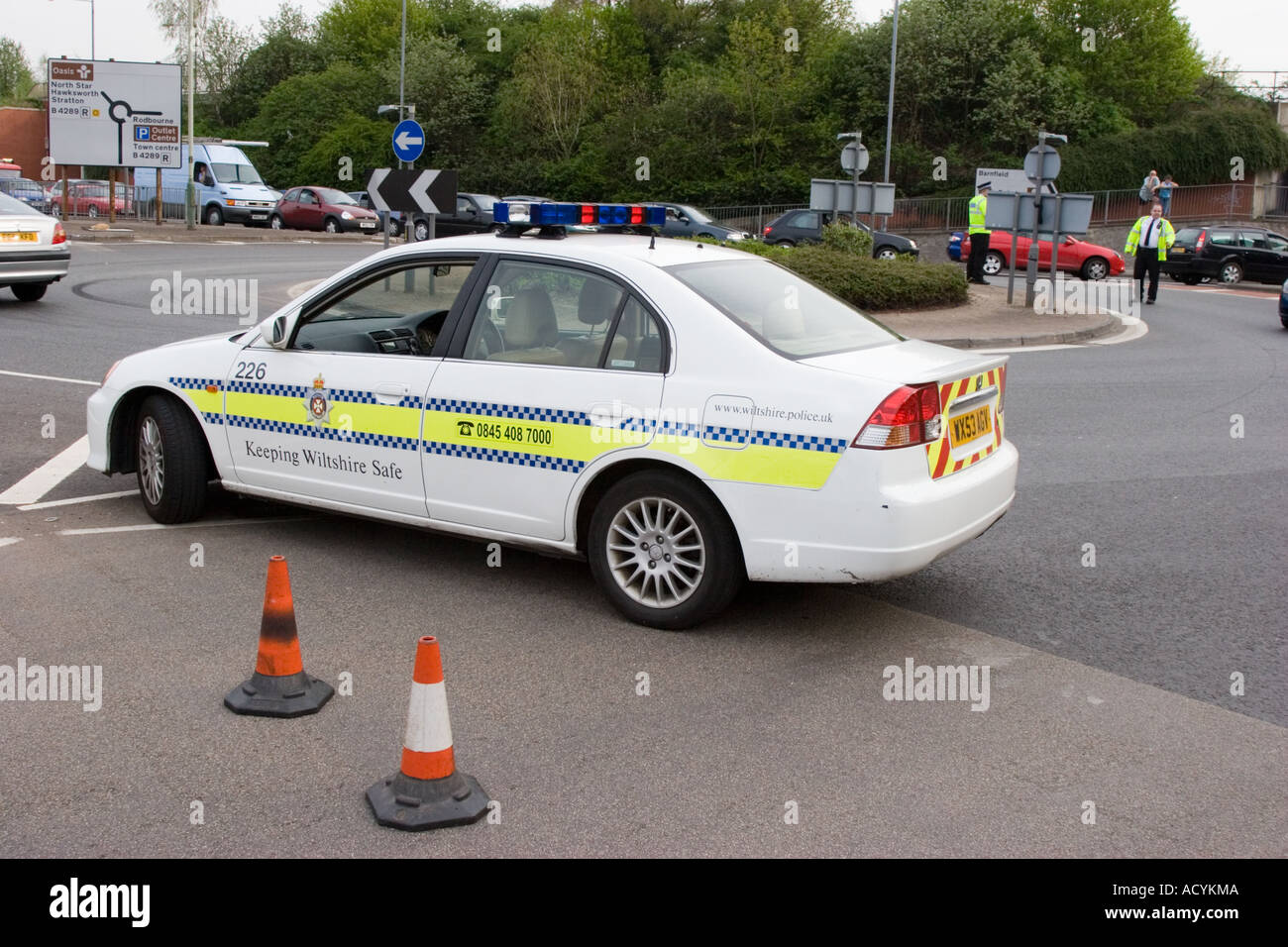 Polizei Notruf Straßensperre auf einer überfluteten Straße verursacht Verkehrschaos in Swindon, Wiltshire Stockfoto