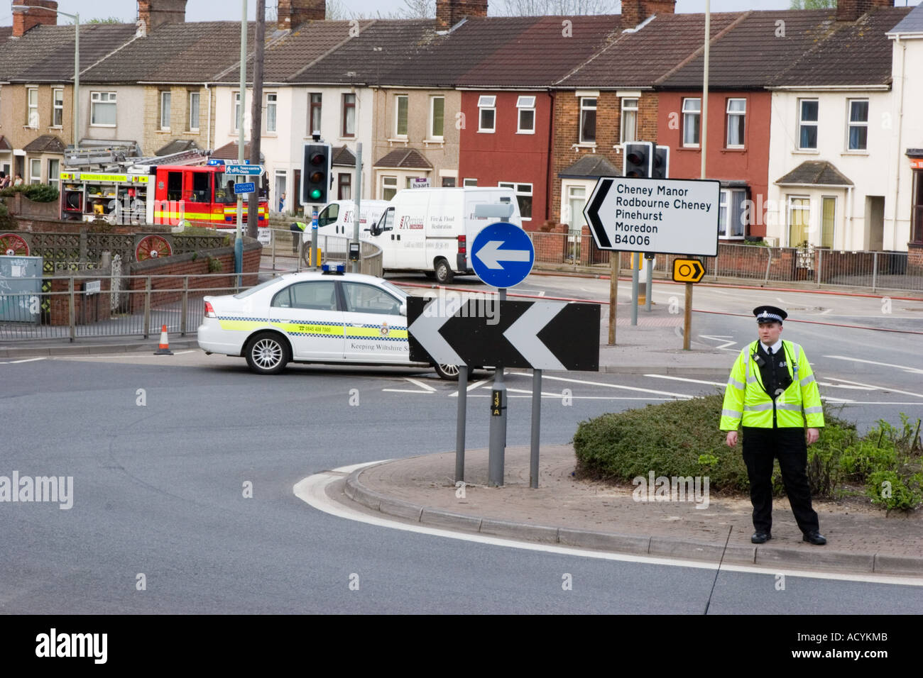 Polizei Notruf Straßensperre auf einer überfluteten Straße verursacht Verkehrschaos in Swindon, Wiltshire Stockfoto