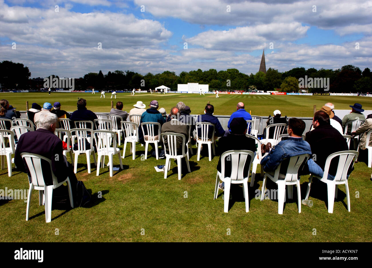 Zuschauer beobachten Sussex V Middlesex Cricket passen auf die malerische Cricketfields Boden in Horsham West Sussex UK Stockfoto