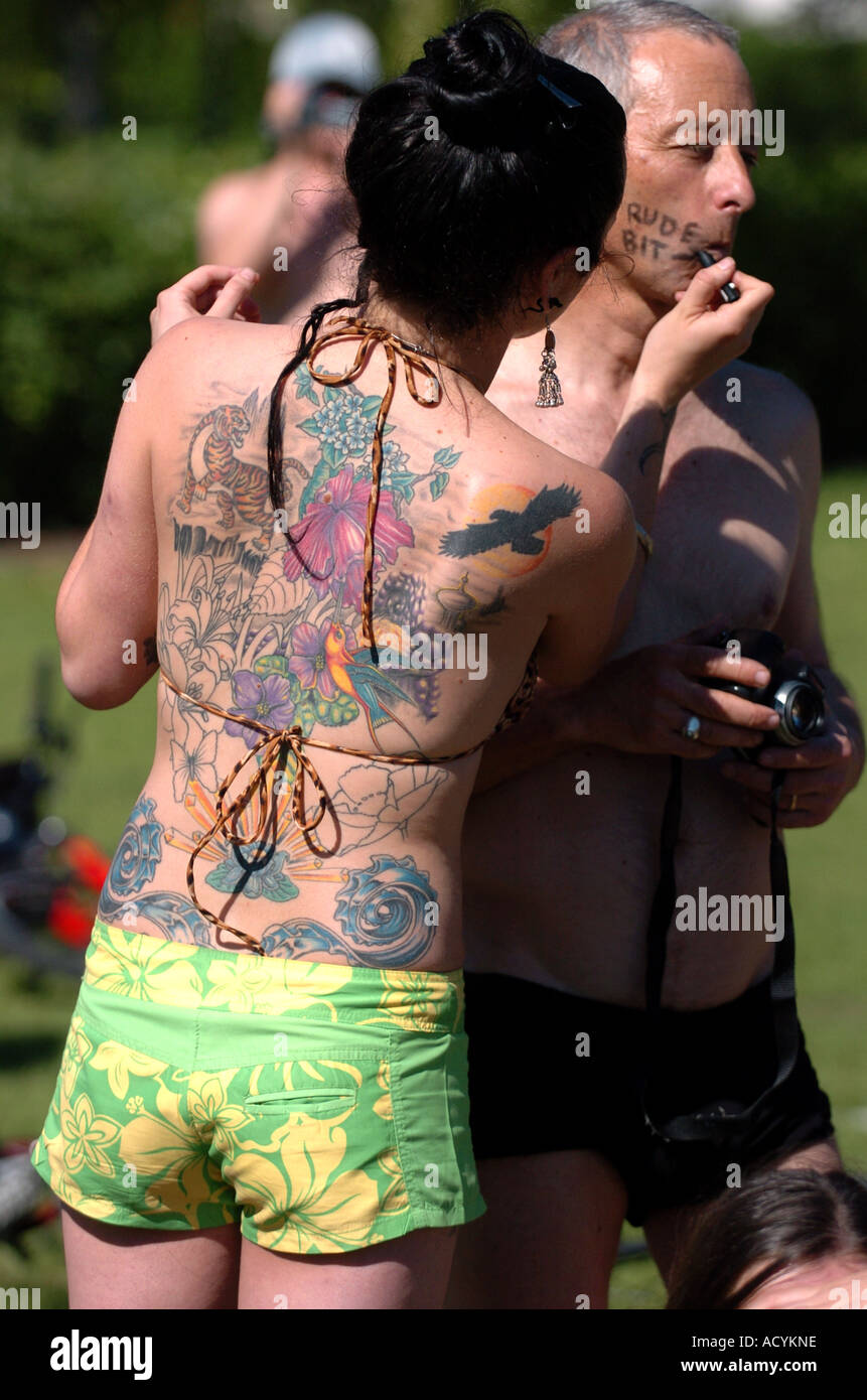 Demonstranten machen Sie sich bereit für die World Naked Bike Ride in Brighton, Großbritannien Stockfoto