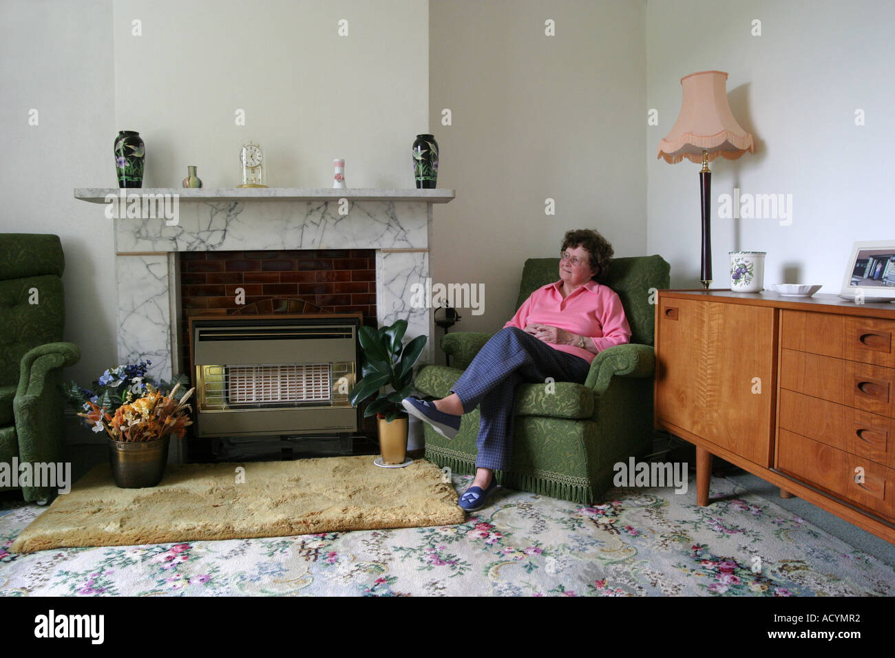 Eine 70 jährige Frau, die in ihrem Haus entspannen Stockfoto