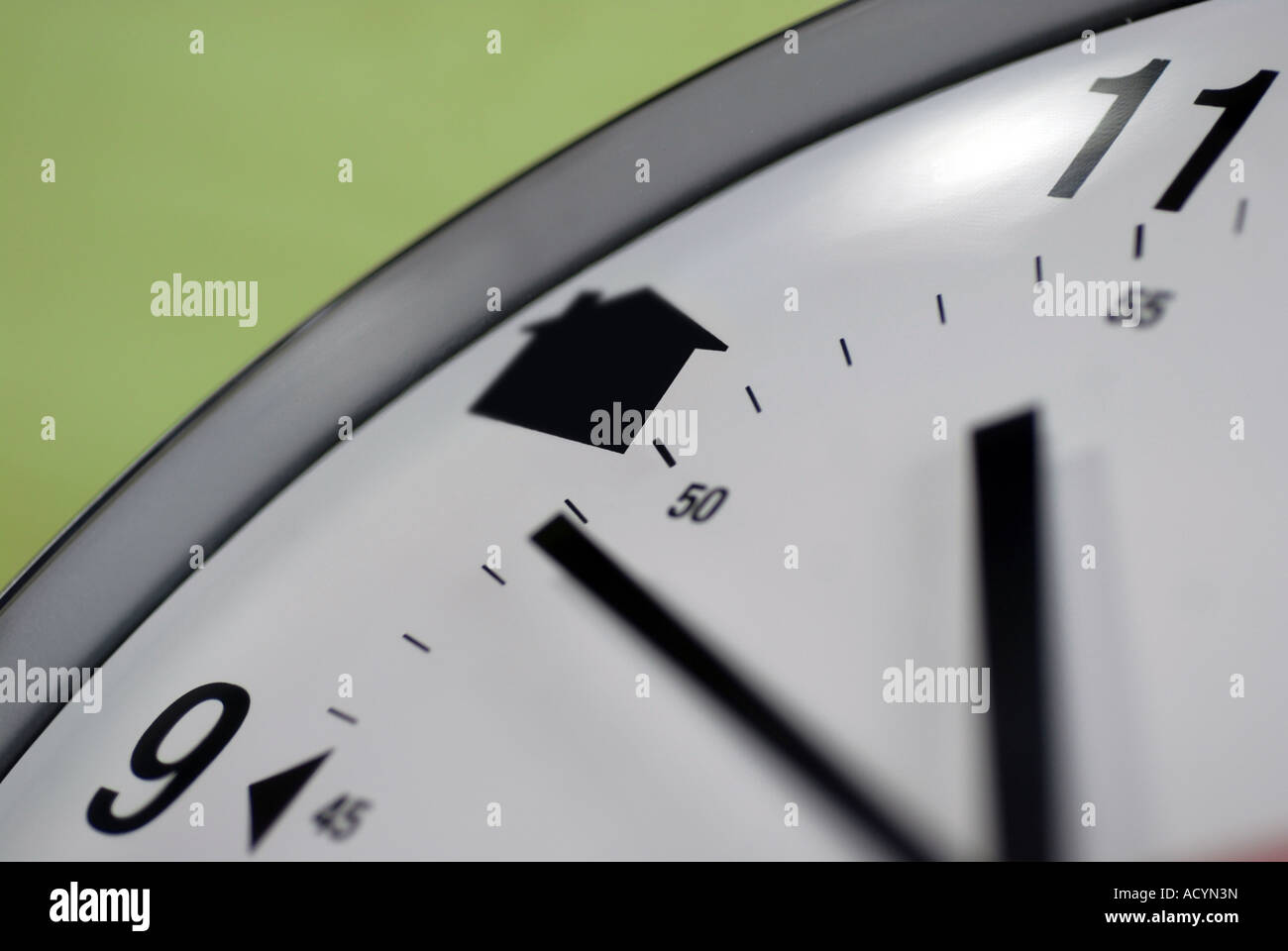 Uhr mit einem House-Logo oder Symbol ersetzen die Zahl zehn veranschaulichen Geschwindigkeit Dringlichkeit und Zeit beim Kauf eines Hauses Stockfoto
