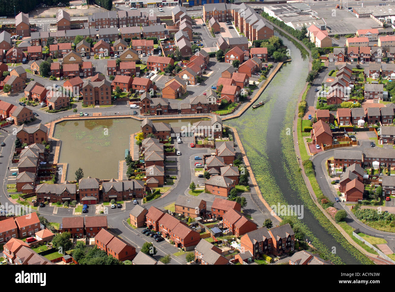 Luftaufnahme von Canal Seite Wohnungen in Tividale Sandwell West Midlands mit Birmiingham Canal Old Main Line Stockfoto
