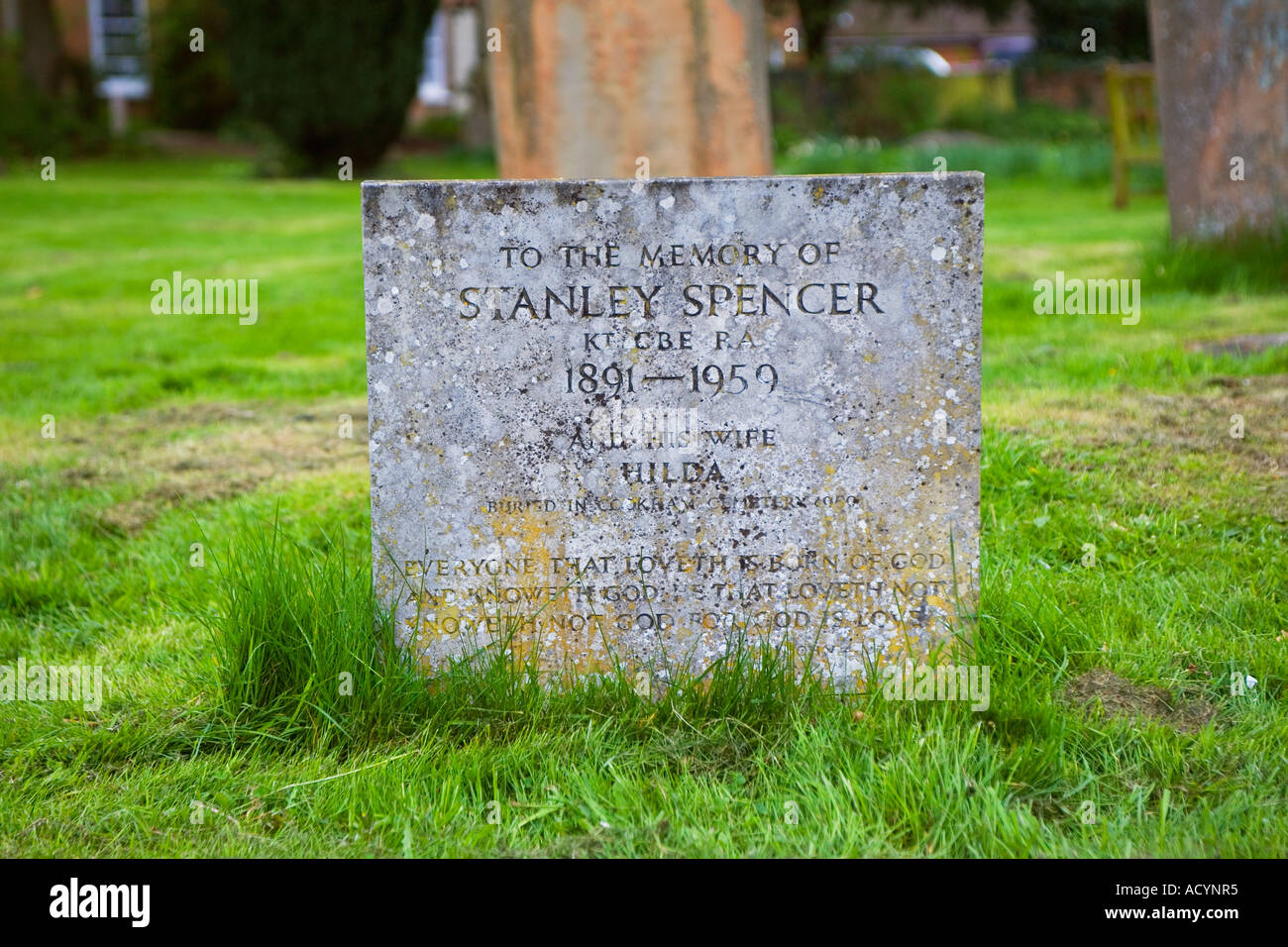 Der Grabstein von Sir Stanley Spencer in Cookham Kirche in Berkshire, England. Stockfoto