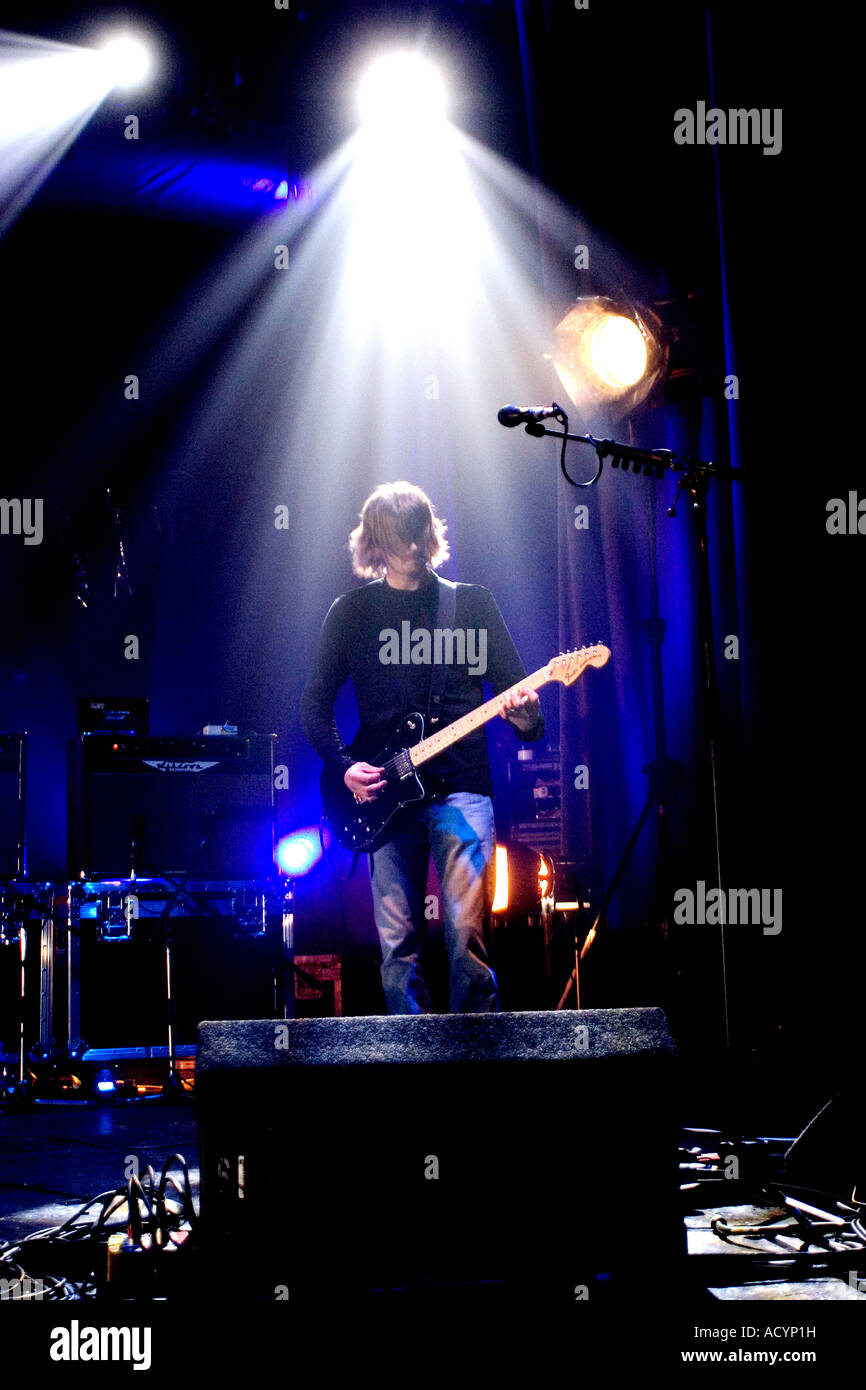 Gitarrist auf der Bühne mit spotlight Stockfoto