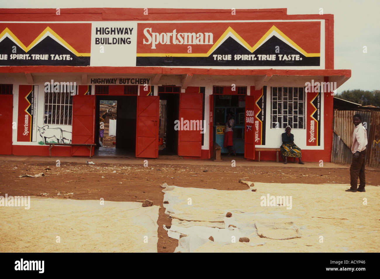 Reis ausgebreitet zum Trocknen auf Leinwand Blätter vor Dorfläden im Mwea Bezirk Kenia in Ostafrika Stockfoto
